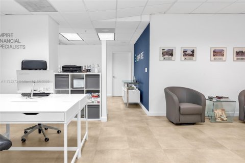 Commercial property in Miami, Florida № 1812324 - photo 24