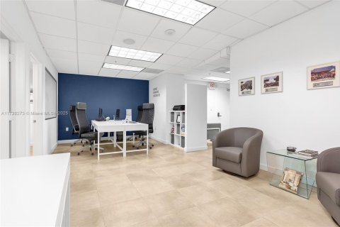 Commercial property in Miami, Florida № 1812324 - photo 11