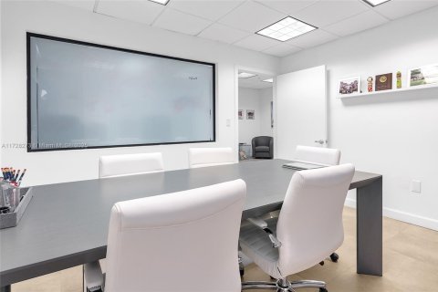 Commercial property in Miami, Florida № 1812324 - photo 22