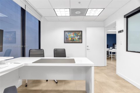 Commercial property in Miami, Florida № 1812324 - photo 18