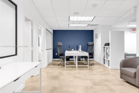 Commercial property in Miami, Florida № 1812324 - photo 12