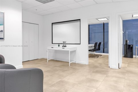 Commercial property in Miami, Florida № 1812324 - photo 9