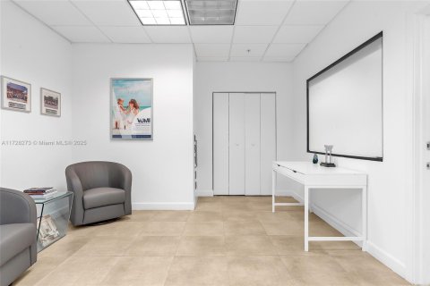 Commercial property in Miami, Florida № 1812324 - photo 26