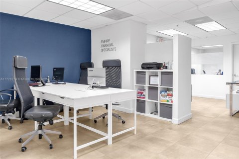 Commercial property in Miami, Florida № 1812324 - photo 15