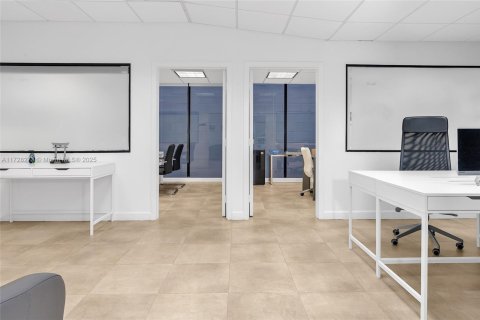 Commercial property in Miami, Florida № 1812324 - photo 7