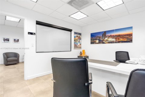 Commercial property in Miami, Florida № 1812324 - photo 17