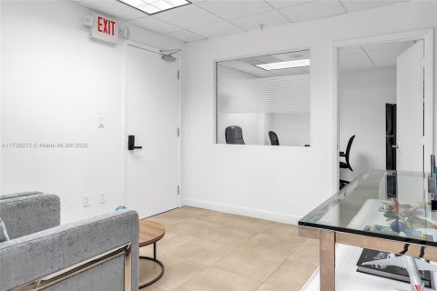 Commercial property in Miami, Florida № 1812324 - photo 6