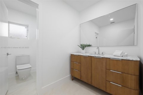 House in Coral Gables, Florida 4 bedrooms, 224.36 sq.m. № 1782068 - photo 15