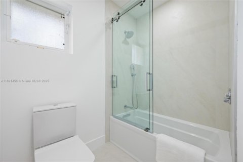 House in Coral Gables, Florida 4 bedrooms, 224.36 sq.m. № 1782068 - photo 16