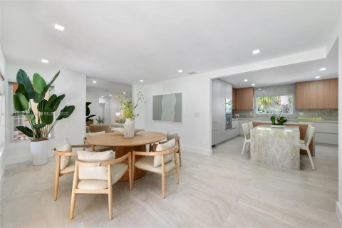 House in Coral Gables, Florida 4 bedrooms, 224.36 sq.m. № 1782068 - photo 7