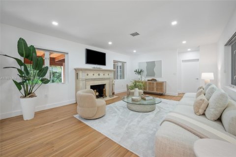 House in Coral Gables, Florida 4 bedrooms, 224.36 sq.m. № 1782068 - photo 3