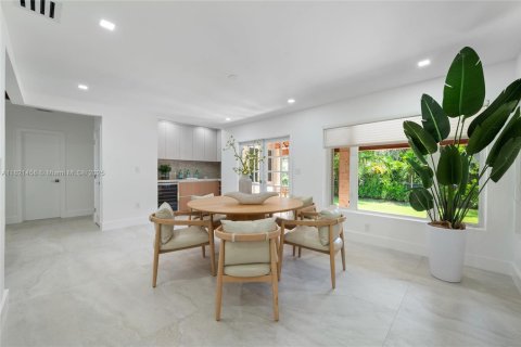 House in Coral Gables, Florida 4 bedrooms, 224.36 sq.m. № 1782068 - photo 8