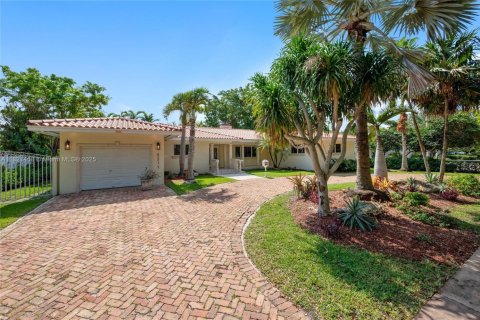 House in Coral Gables, Florida 4 bedrooms, 224.36 sq.m. № 1782068 - photo 24