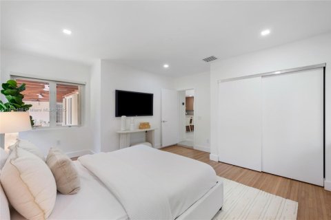 House in Coral Gables, Florida 4 bedrooms, 224.36 sq.m. № 1782068 - photo 18
