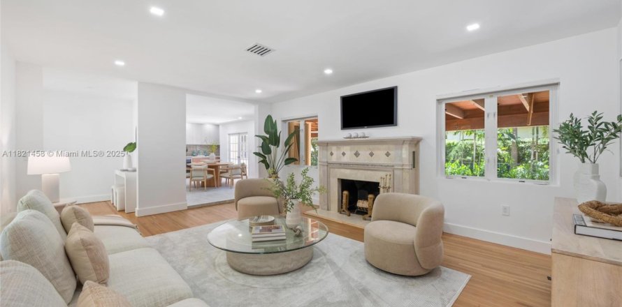 House in Coral Gables, Florida 4 bedrooms, 224.36 sq.m. № 1782068