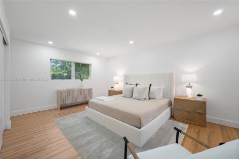 House in Coral Gables, Florida 4 bedrooms, 224.36 sq.m. № 1782068 - photo 11