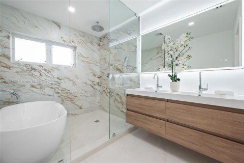 House in Coral Gables, Florida 4 bedrooms, 224.36 sq.m. № 1782068 - photo 12