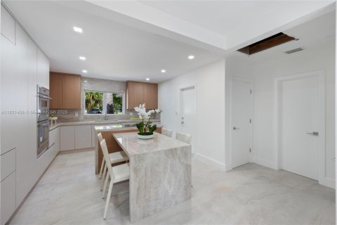 House in Coral Gables, Florida 4 bedrooms, 224.36 sq.m. № 1782068 - photo 5