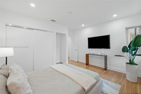 House in Coral Gables, Florida 4 bedrooms, 224.36 sq.m. № 1782068 - photo 14
