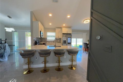 House in North Lauderdale, Florida 3 bedrooms, 123.93 sq.m. № 2082657 - photo 6