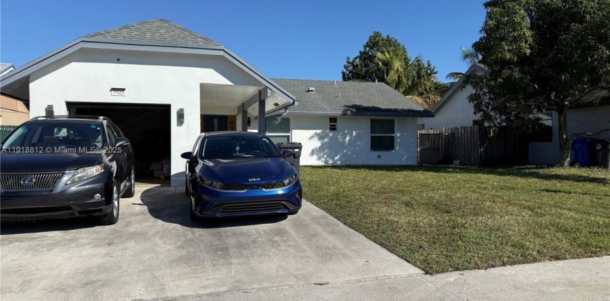 House in North Lauderdale, Florida 3 bedrooms, 123.93 sq.m. № 2082657
