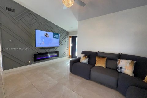 House in North Lauderdale, Florida 3 bedrooms, 123.93 sq.m. № 2082657 - photo 3