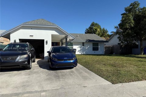 House in North Lauderdale, Florida 3 bedrooms, 123.93 sq.m. № 2082657 - photo 2