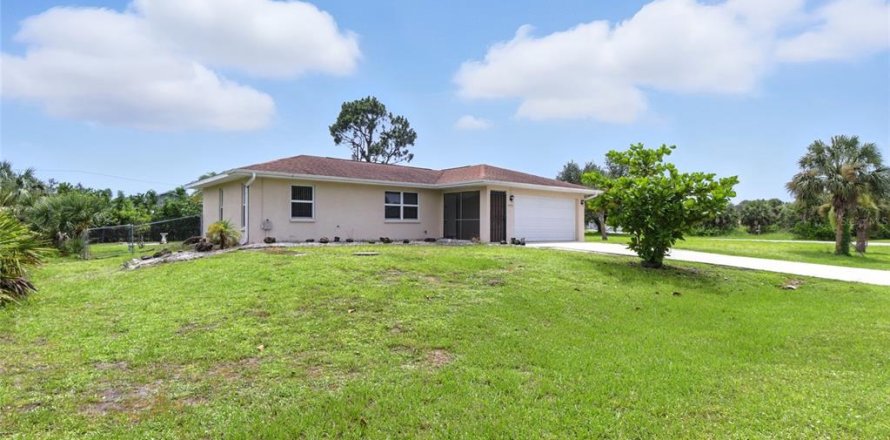 House in Port Charlotte, Florida 2 bedrooms, 108.88 sq.m. № 1833412