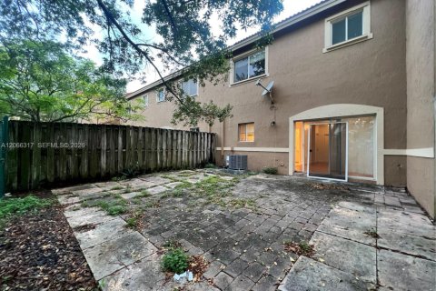 Townhouse in Cutler Bay, Florida 3 bedrooms, 120.31 sq.m. № 2339851