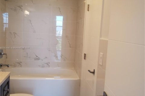 Condo in North Miami, Florida, 2 bedrooms  № 1794722 - photo 15