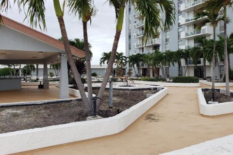 Condo in North Miami, Florida, 2 bedrooms  № 1794722 - photo 23
