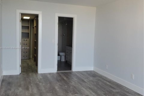 Condo in North Miami, Florida, 2 bedrooms  № 1794722 - photo 12