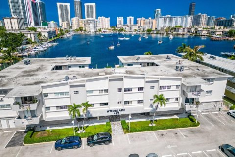 Condo in Hallandale Beach, Florida, 2 bedrooms  № 1743885 - photo 23