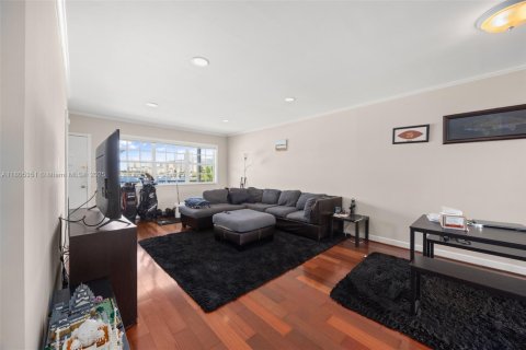 Condo in Hallandale Beach, Florida, 2 bedrooms  № 1743885 - photo 6