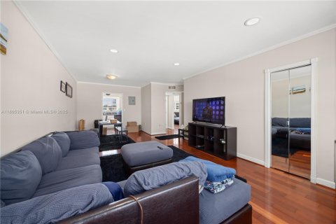 Condo in Hallandale Beach, Florida, 2 bedrooms  № 1743885 - photo 7