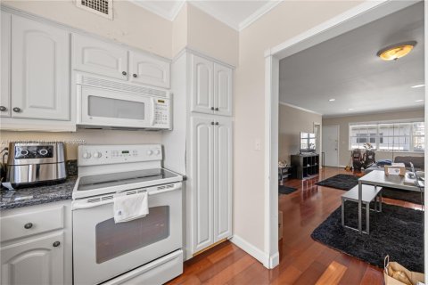 Condo in Hallandale Beach, Florida, 2 bedrooms  № 1743885 - photo 9