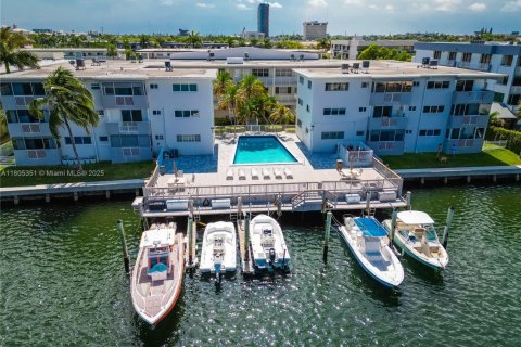 Condo in Hallandale Beach, Florida, 2 bedrooms  № 1743885 - photo 21