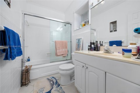 Condo in Hallandale Beach, Florida, 2 bedrooms  № 1743885 - photo 15