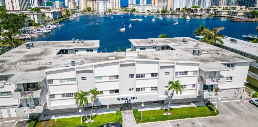 Condo in Hallandale Beach, Florida, 2 bedrooms  № 1743885