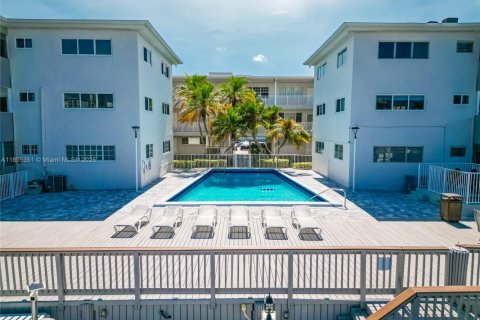 Condo in Hallandale Beach, Florida, 2 bedrooms  № 1743885 - photo 20