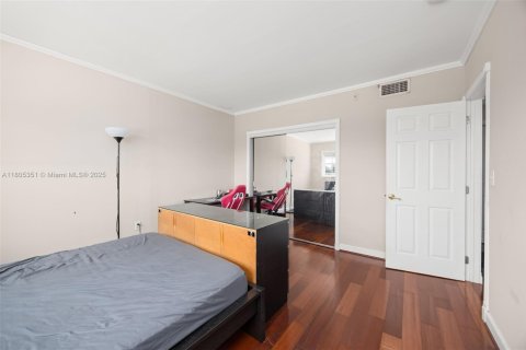 Condo in Hallandale Beach, Florida, 2 bedrooms  № 1743885 - photo 18