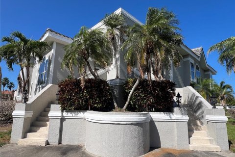 House in Tierra Verde, Florida 4 bedrooms, 316.15 sq.m. № 1733103 - photo 1