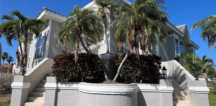 House in Tierra Verde, Florida 4 bedrooms, 316.15 sq.m. № 1733103