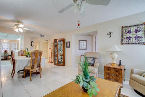 Copropriété à vendre à Pembroke Pines, Floride: 2 chambres, 126.72 m2 № 2043922 - photo 12