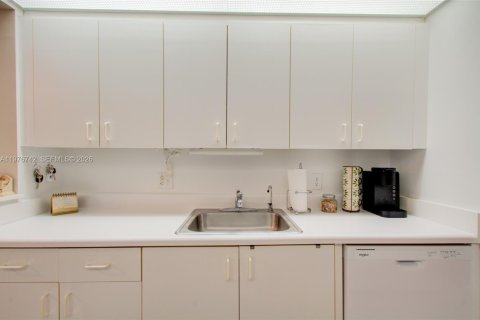 Copropriété à vendre à Pembroke Pines, Floride: 2 chambres, 126.72 m2 № 2043922 - photo 18