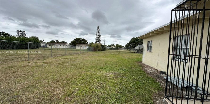 Commercial property in Miami, Florida 66.89 sq.m. № 2027508