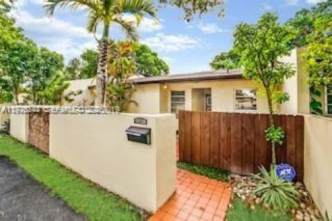 House in Miami, Florida 3 bedrooms, 108.51 sq.m. № 2042852