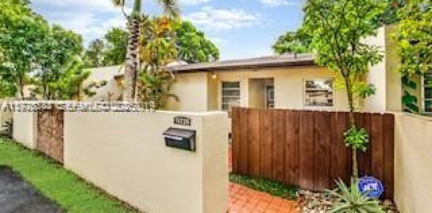 House in Miami, Florida 3 bedrooms, 108.51 sq.m. № 2042852