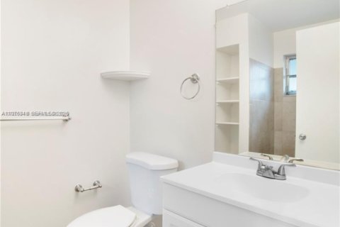 House in Miami, Florida 3 bedrooms, 108.51 sq.m. № 2042852 - photo 4