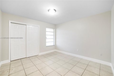 House in Miami, Florida 3 bedrooms, 108.51 sq.m. № 2042852 - photo 3